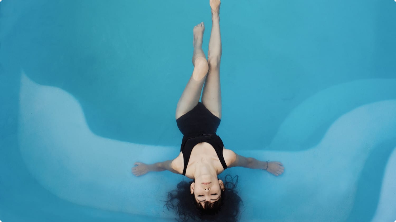 girl floating in tank floatation therapy